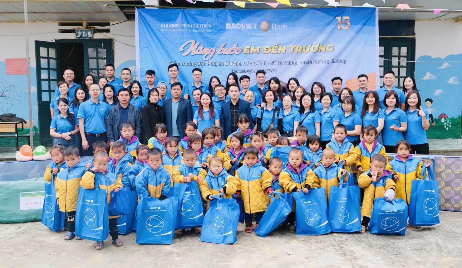 Sự hỗ trợ thiết thực này từ BAOVIET Bank sẽ giúp các em học sinh vùng cao có thêm nhiều niềm vui.