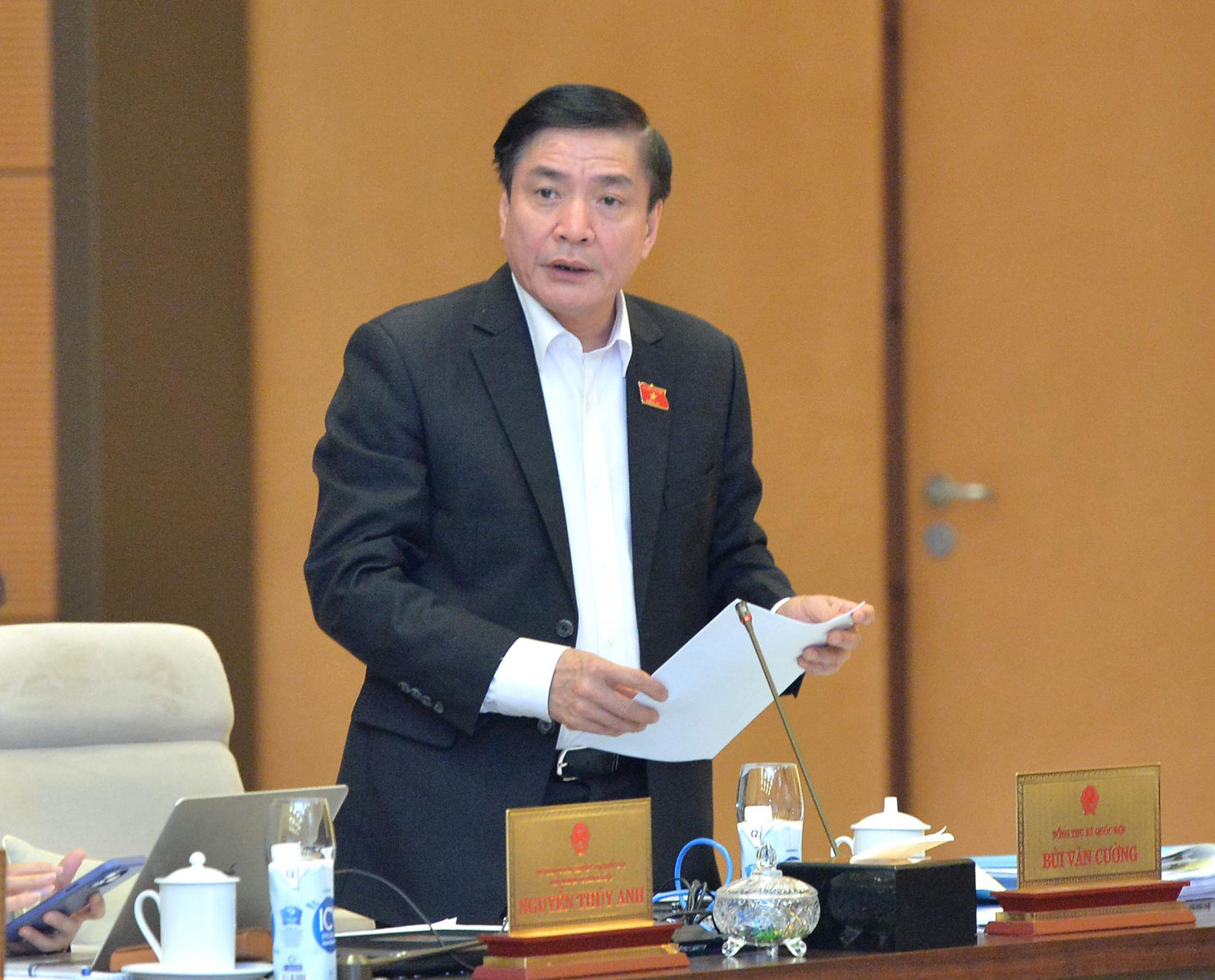 Chủ nhiệm Văn phòng Quốc hội Bùi Văn Cường báo cáo tại Phiên họp thứ 28 của Uỷ ban Thường vụ Quốc hội.
