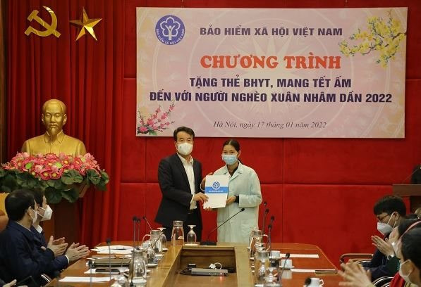 Tổng Giám đốc BHXH Việt Nam Nguyễn Thế Mạnh tặng quà đến bệnh nhân và người nhà bệnh nhân khó khăn.