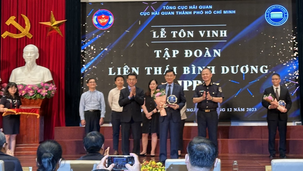 Ông Nguyễn Văn Dũng - Phó Chủ tịch UBND TP. Hồ Chí Minh và ông Đinh Ngọc Thắng - Cục trưởng Hải quan TP. Hồ Chí Minh trao kỷ niệm chương cho Chủ tịch Tập đoàn Liên Thái Bình Dương. Ảnh: TS