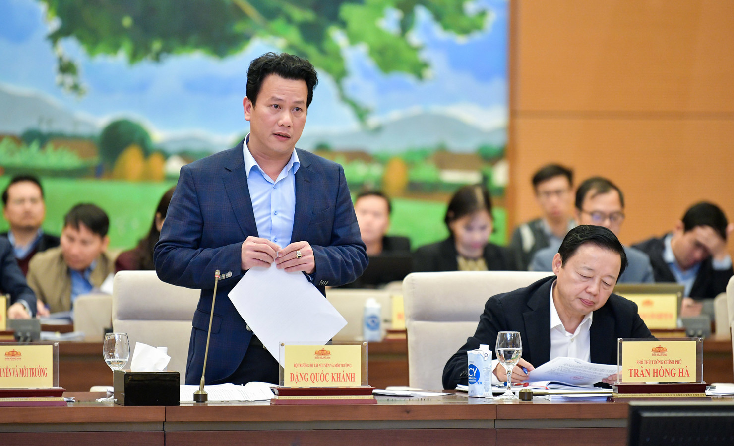 Ông Đặng Quốc Khánh - Bộ trưởng Bộ Tài nguyên và Môi trường thay mặt Cơ quan chủ trì soạn thảo dự án Luật phát biểu tại cuộc làm việc. Ảnh: quochoi.vn