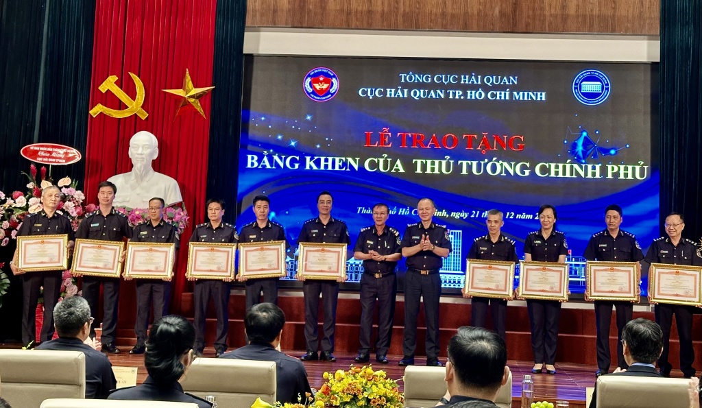 Thừa ủy quyền, lãnh đạo Cục Hải quan TP. Hồ Chí Minh trao Bằng khen của Thủ tướng Chính phủ cho các cá nhân có thành tích xuất sắc trong công tác. Ảnh: T.S