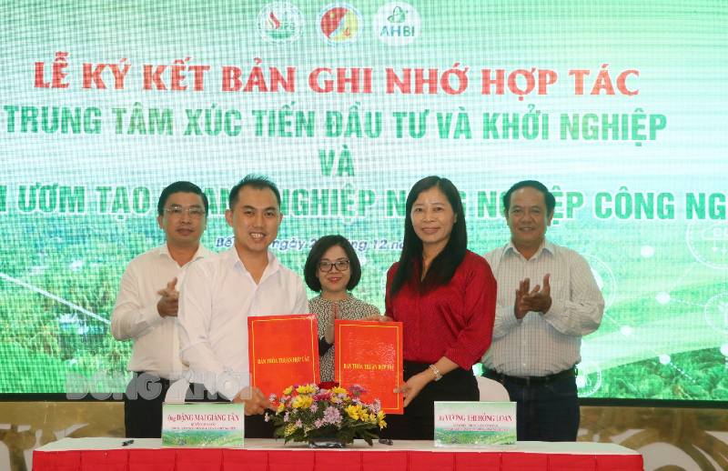Trung tâm Xúc tiến đầu tư và khởi nghiệp và Trung tâm Ươm tạo doanh nghiệp nông nghiệp công nghệ cao thực hiện ký kết Bản ghi nhớ hợp tác. Ảnh: Cẩm Trúc