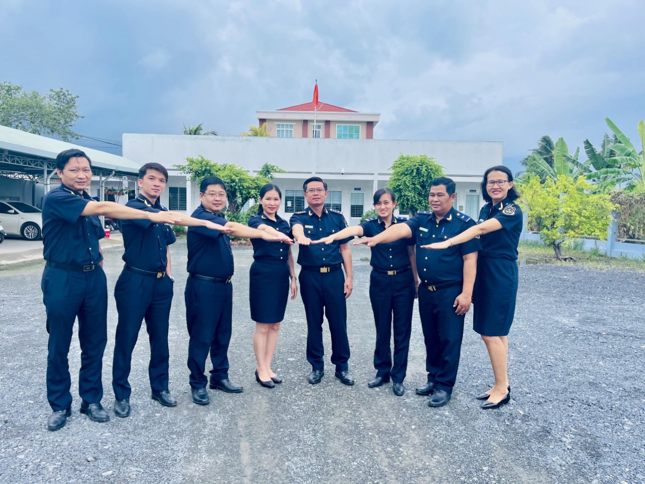 Cán bộ, công chức hi cục Hải quan tỉnh Bến Tre quyết tâm hoàn thành 100% chỉ tiêu của Bộ Tài chính giao. Ảnh: Trúc Ly