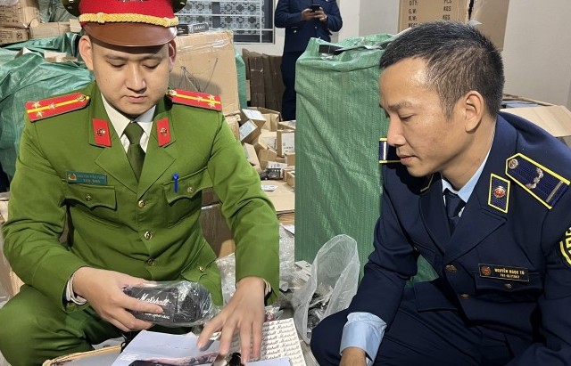 Ngoài loa, lực lượng chức năng còn phát hiện lượng lớn tem nhãn mác mang dòng chữ Marshall chờ dán vào sản phẩm.