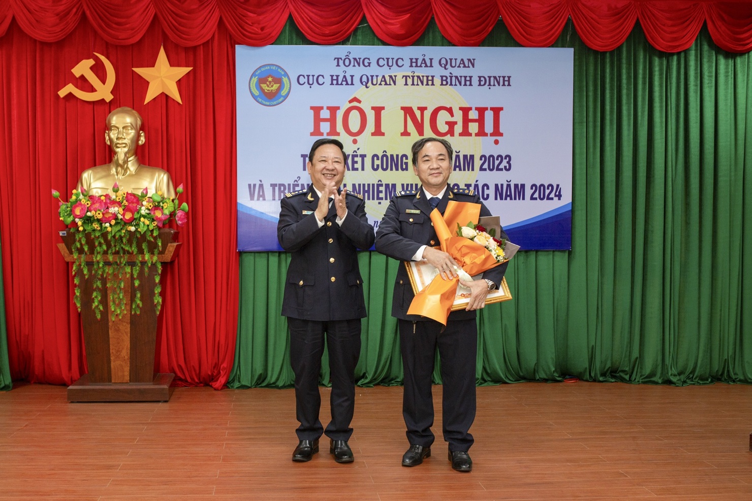 Thừa ủy quyền, Cục trưởng Lê Văn Nhuận trao tặng Bằng khen của Thủ tướng Chính phủ cho ông Đồng Văn Trung - Phó trưởng phòng Chống buôn lậu và xử lý vi phạm (Cục Hải quan tỉnh Bình Định). Ảnh: Thúy Quỳnh