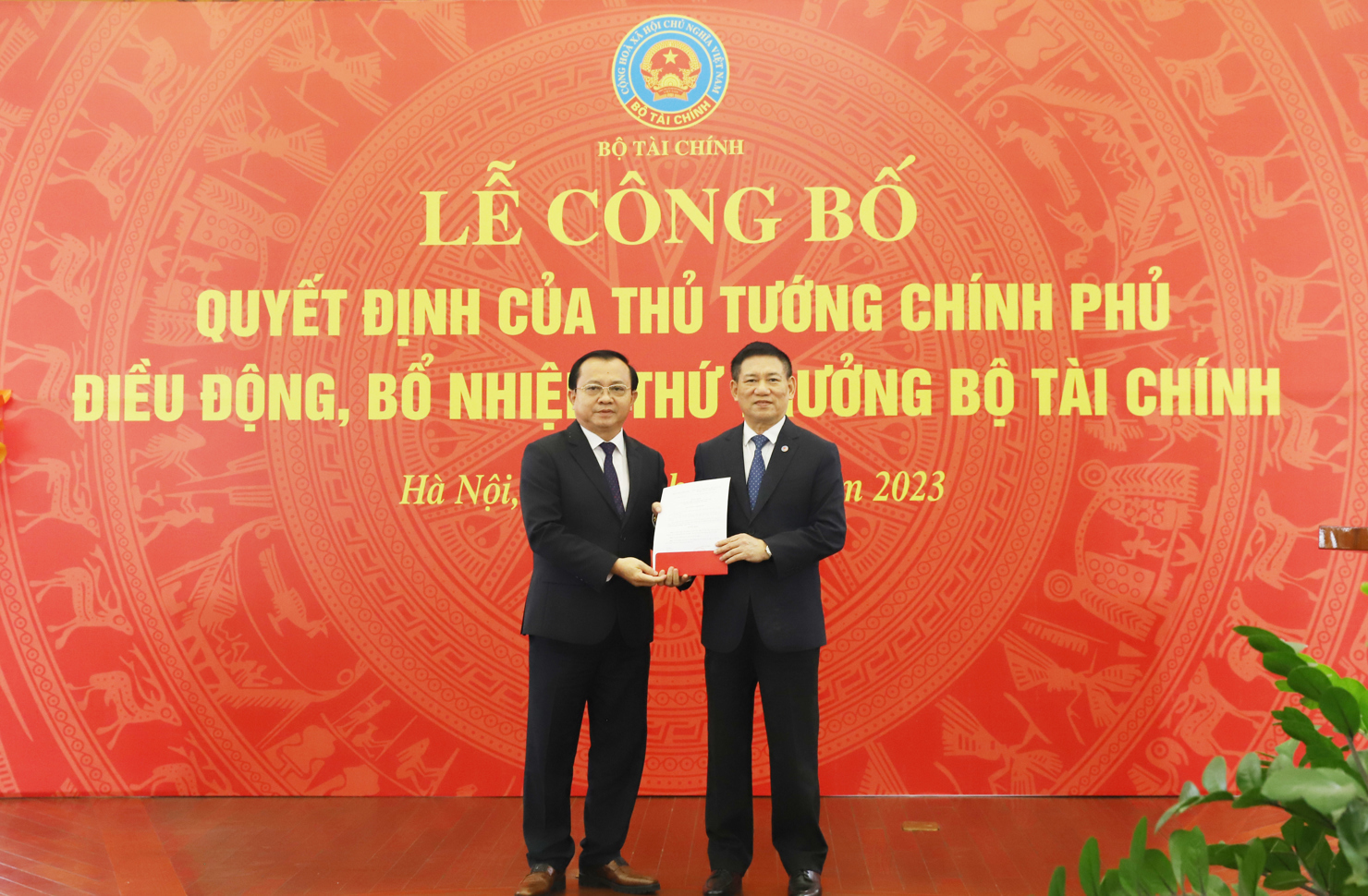 Thừa ủy quyền của Thủ tướng Ch&iacute;nh phủ, Bộ trưởng Bộ T&agrave;i ch&iacute;nh Hồ Đức Phớc trao Quyết định bổ nhiệm Thứ trưởng Bộ T&agrave;i ch&iacute;nh đối với &ocirc;ng L&ecirc; Tấn Cận.