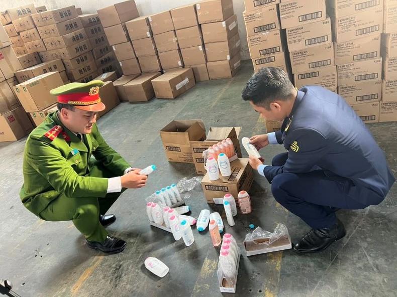 Lực lượng chức năng tiến h&agrave;nh kiểm tra.