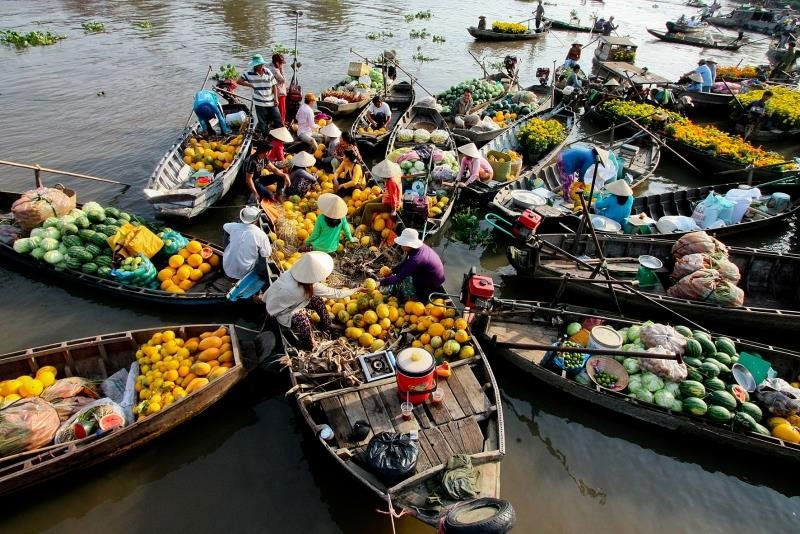 Chợ nổi Cái Bè - một trong những địa điểm nổi tiếng thu hút du khách tại Tiền Giang. Ảnh minh họa 