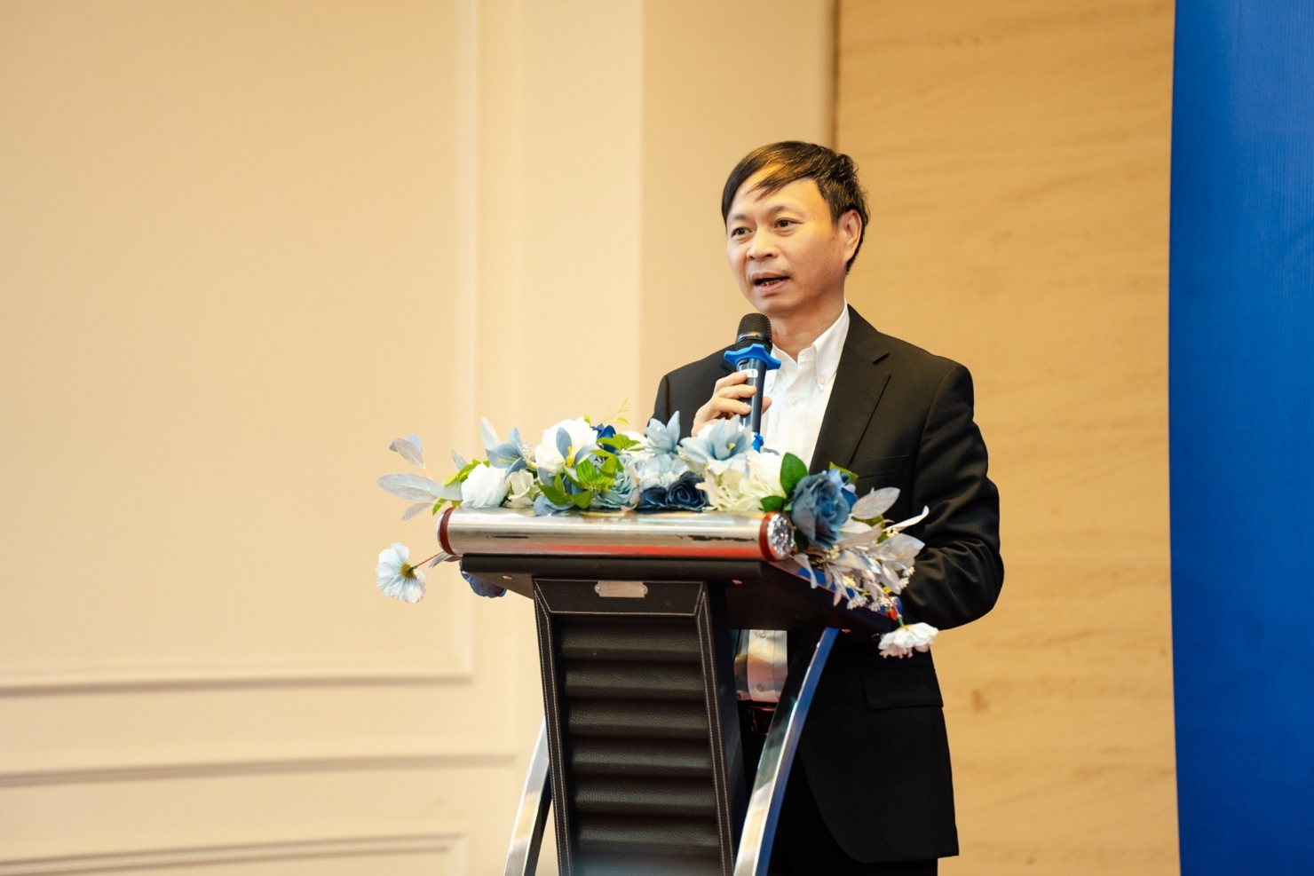 Thứ trưởng Bộ Khoa học và Công nghệ Hoàng Minh đánh giá cao những nỗ lực của nhóm nghiên cứu Trường Đại học VinUni, với sự hỗ trợ của GS Soumitra Dutta. Ảnh: VinUni