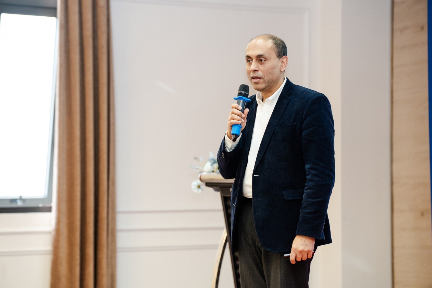 GS. Soumitra Dutta đang cùng các nhà khoa học ở trường Đại học VinUni xây dựng chỉ số đổi mới sáng tạo ngành ở Việt Nam. Ảnh: VinUni