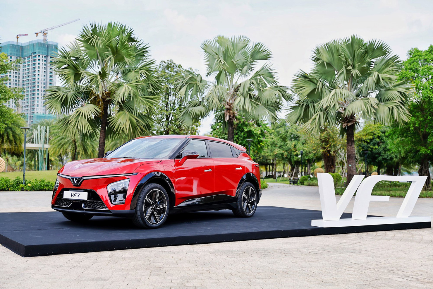 VF 7 gần như giữ nguyên thiết kế concept tại CES khi được sản xuất thương mại. Ảnh: VFS