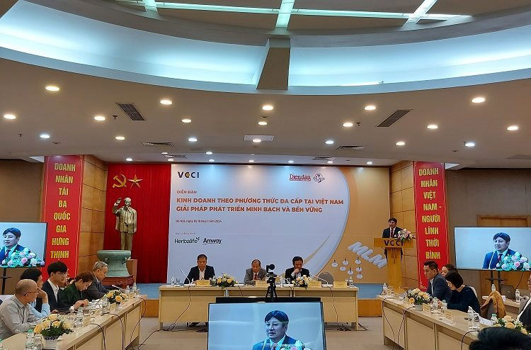 Diễn đàn “Kinh doanh theo phương thức đa cấp tại Việt Nam: Giải pháp phát triển minh bạch và bền vững” do Tạp chí Diễn đàn Doanh nghiệp thuộc VCCI tổ chức ngày 05/01, tại Hà Nội. Ảnh: D.THIỆN