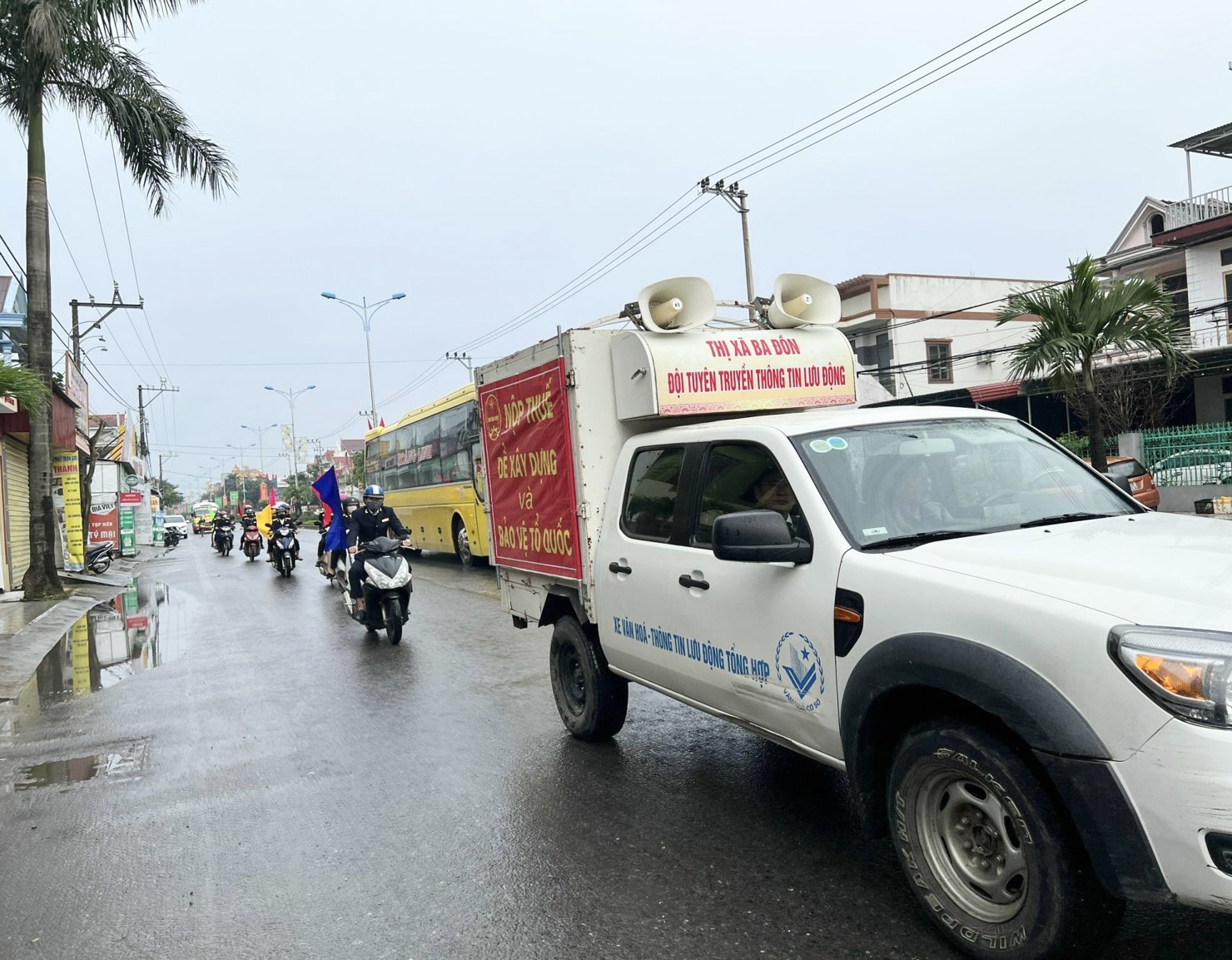 Chi cục Thuế khu vực Quảng Trạch - Ba Đồn (Cục Thuế Quảng Bình) tổ chức ra quân tuyên truyền thu lệ phí môn bài năm 2024.