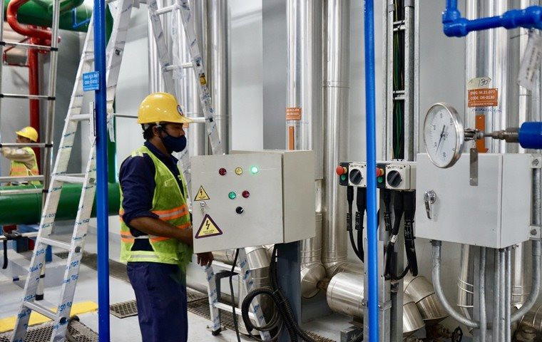 Vận hành nhà máy đốt rác phát điện.