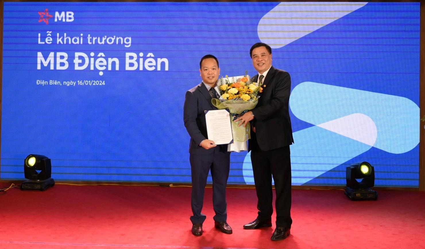Ông Nguyễn Quốc Tùng – Giám đốc Ngân hàng Nhà nước chi nhánh tỉnh Điện Biên (bên phải) trao quyết định thành lập MB Điện Biên.