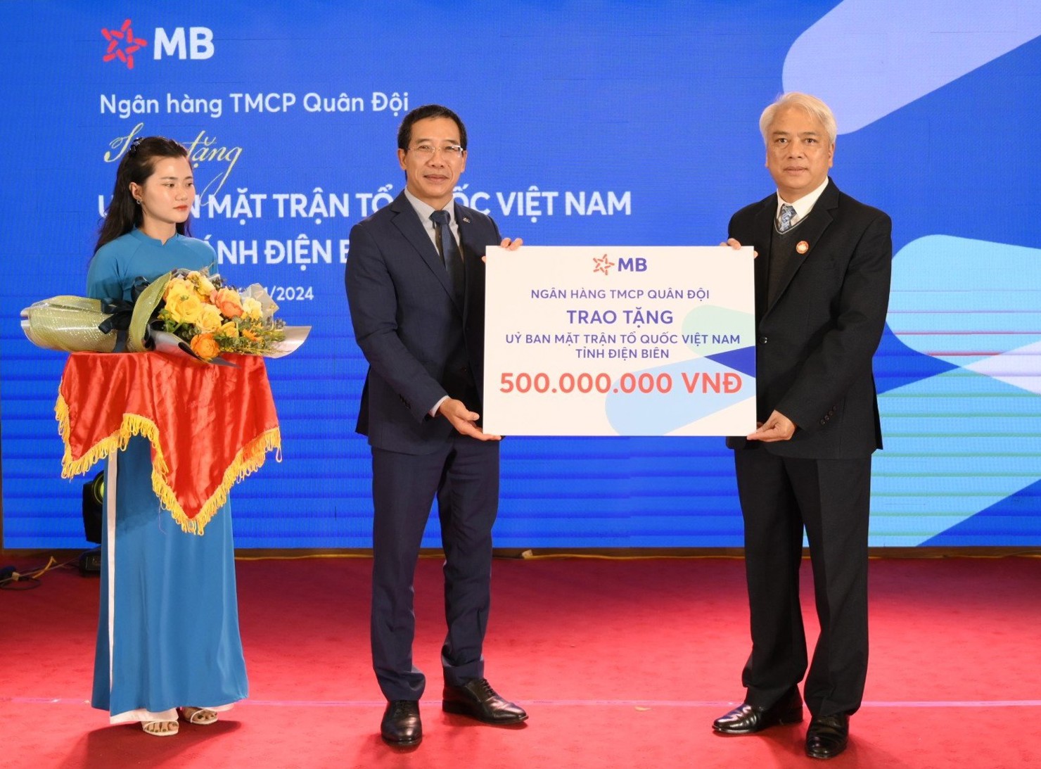 Chủ tịch HĐQT MB trao tặng 500 triệu đồng tới Ủy ban Mặt trận Tổ Quốc Việt Nam tỉnh Điện Biên. 