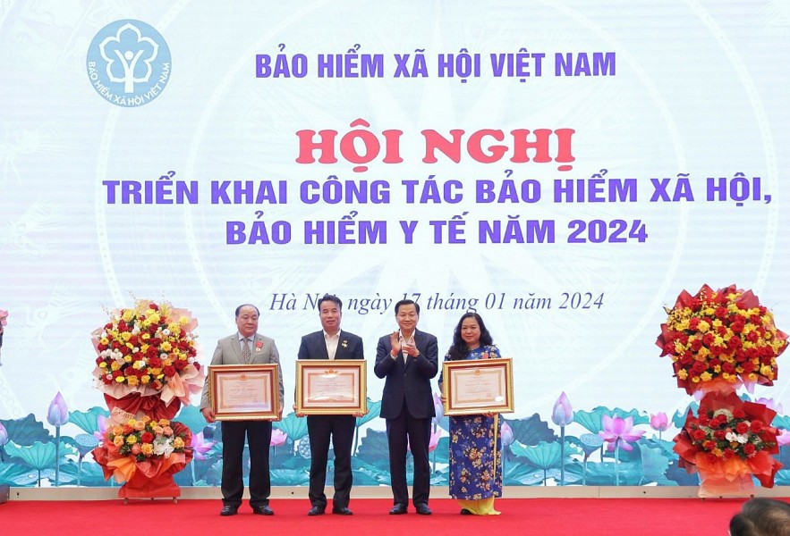 Phó Thủ tướng Chính phủ Lê Minh Khái trao Huân chương Lao động hạng Ba và danh hiệu Chiến sĩ thi đua toàn quốc cho các cá nhân của BHXH Việt Nam.