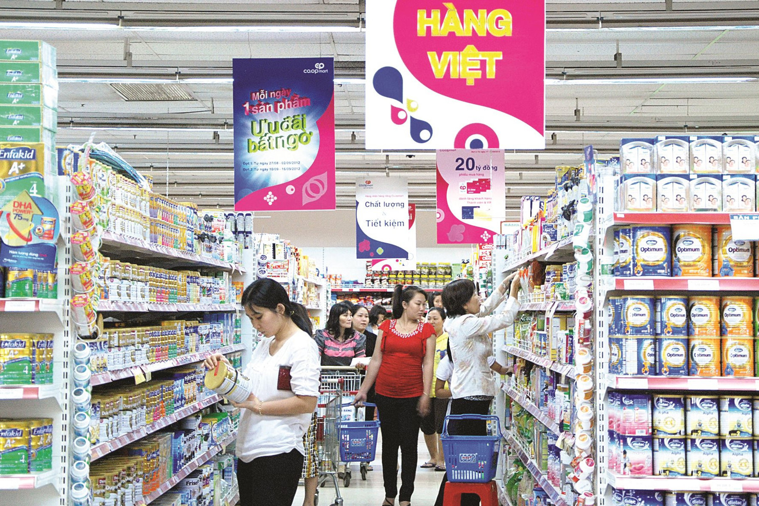 Nhiều loại hàng hóa được giảm thuế GTGT từ đầu năm 2024. Ảnh: Đình Hòa