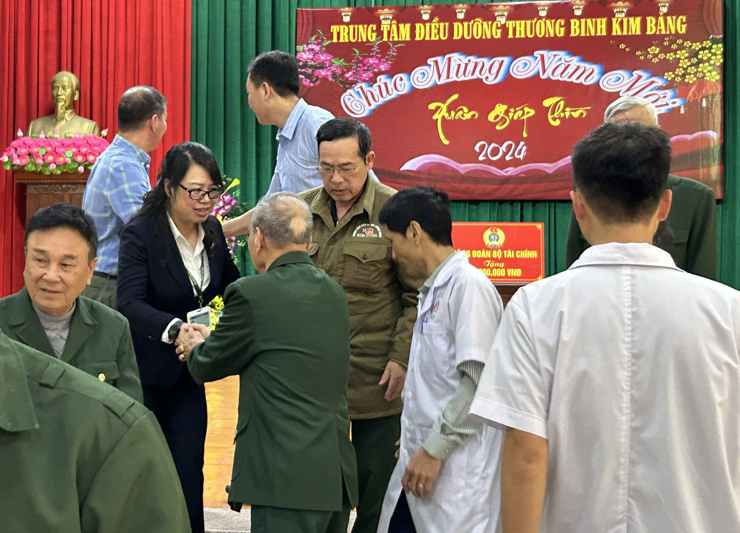 Bà Ngô Thị Nhung - Chủ tịch Công đoàn Bộ Tài chính tận tình thăm hỏi các thương, bệnh binh tại Trung tâm.