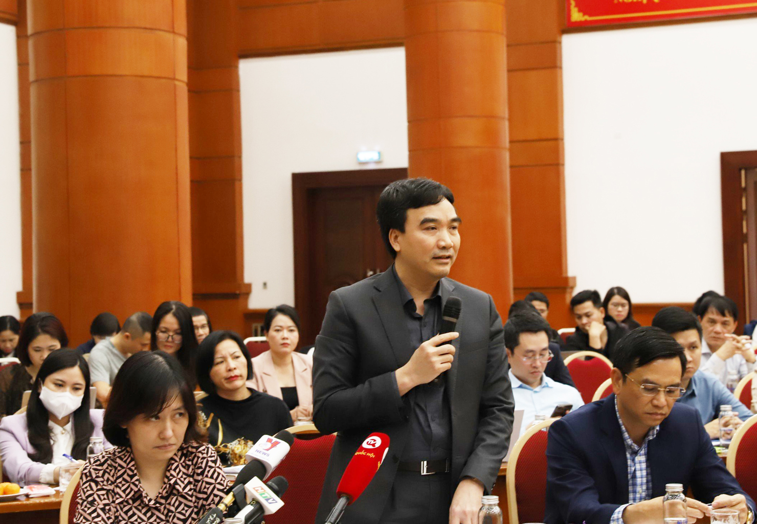 Phó Cục trưởng Cục Quản lý giá trả lời câu hỏi của phóng viên tại buổi họp báo.