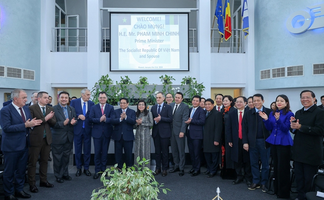 Thủ tướng và Phu nhân chụp ảnh lưu niệm khi thăm, làm việc tại tỉnh Prahova - Ảnh: VGP/Nhật Bắc