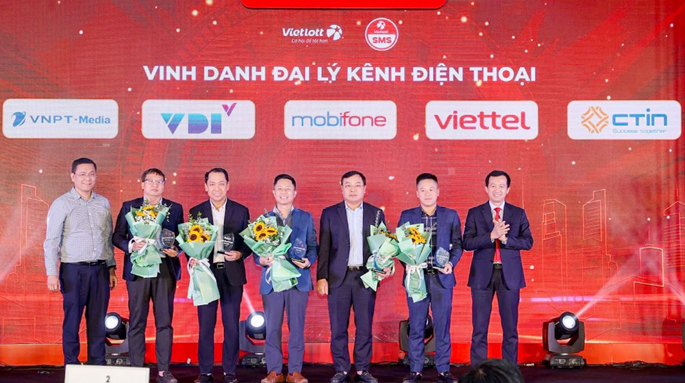 Chủ tịch Nguyễn Thanh Đạm và Phó Tổng Giám đốc phụ trách Phạm Ngọc Tú vinh danh các Đại lý kênh SMS