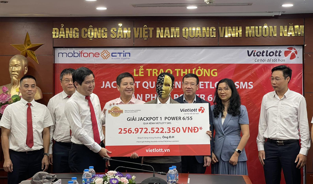 Ông Đ.H - chủ nhân thuê bao MobiFone đã nhận giải Jackpot 1 xổ số tự chọn Power 6/55 trị giá hơn 256 tỷ đồng – giải thưởng xổ số lớn thứ nhì lịch sử xổ số tại Việt Nam