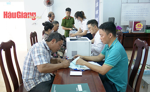 Người dân nhận tiền bồi hoàn tại các dự án được triển khai trên địa bàn huyện Phụng Hiệp. Ảnh: Duy Khánh