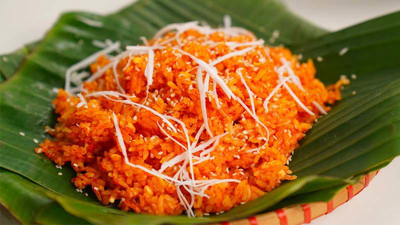Từ bao đời nay, trên mâm cỗ cúng Tết không bao giờ thiếu hình bóng của đĩa xôi gấc đỏ au (Nguồn ảnh: Internet) 
