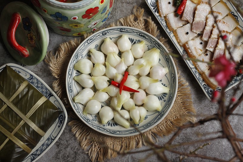 Từng củ hành trắng, căng mọng được các bà, các mẹ chuẩn bị từ trước Tết (Nguồn ảnh: Internet) 