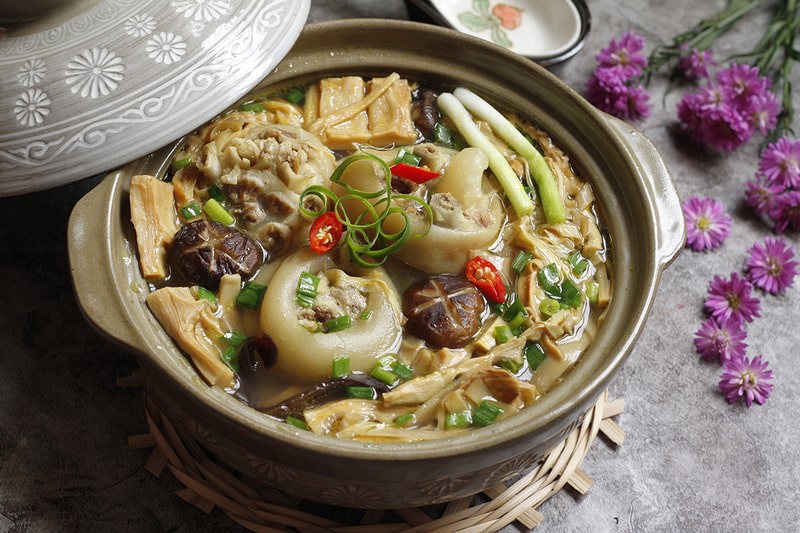Ngày nay, các mẹ còn biến tấu thêm nhiều nguyên liệu để món canh đậm đà, đa dạng hơn (Nguồn ảnh: Internet) 