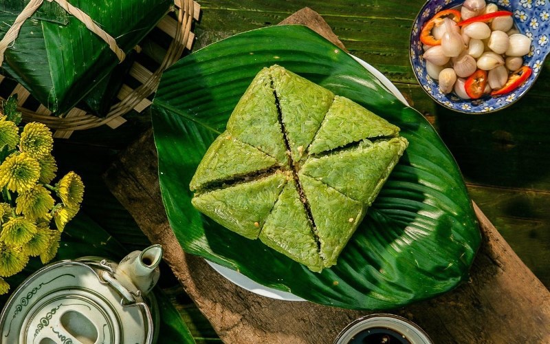Cứ mỗi mùa Tết đến là ta lại háo hức tự tay gói những chiếc bánh chưng vuông vắn (Nguồn ảnh: Internet) 