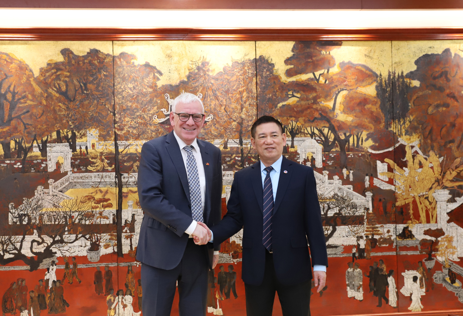 Bộ trưởng Hồ Đức Phớc ch&agrave;o mừng &ocirc;ng Jochen Flasbarth c&ugrave;ng đo&agrave;n c&ocirc;ng t&aacute;c đ&atilde; đến thăm v&agrave; l&agrave;m việc với Bộ T&agrave;i ch&iacute;nh.