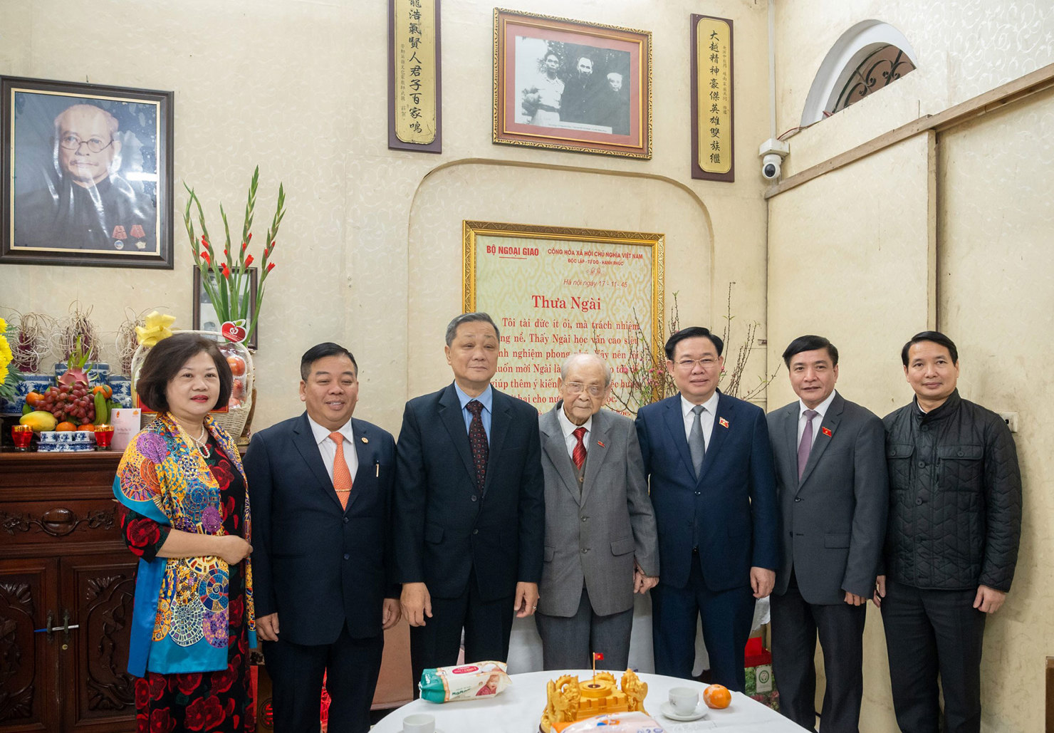 Chủ tịch Quốc hội Vương Đình Huệ với gia đình nguyên Trưởng Ban Thường trực Quốc hội Bùi Bằng Đoàn. Ảnh: Lâm Hiển