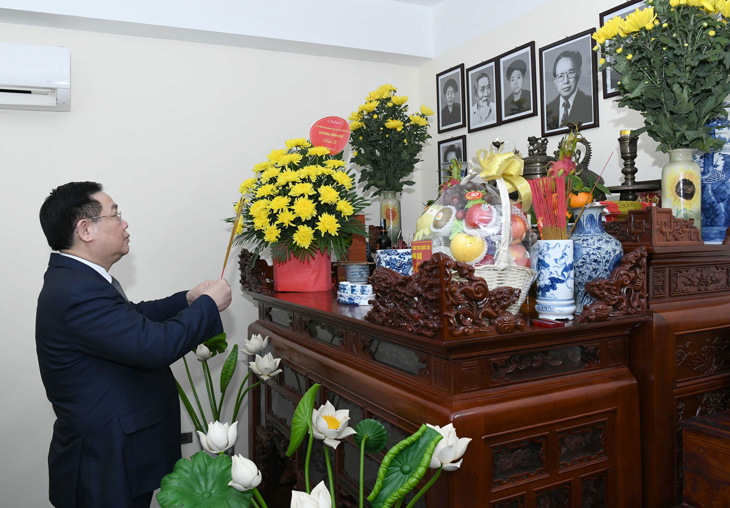 Chủ tịch Quốc hội Vương Đình Huệ thăm, chúc Tết gia đình và thắp hương tưởng nhớ nguyên Chủ tịch Quốc hội Lê Quang Đạo. Ảnh: Lâm Hiển