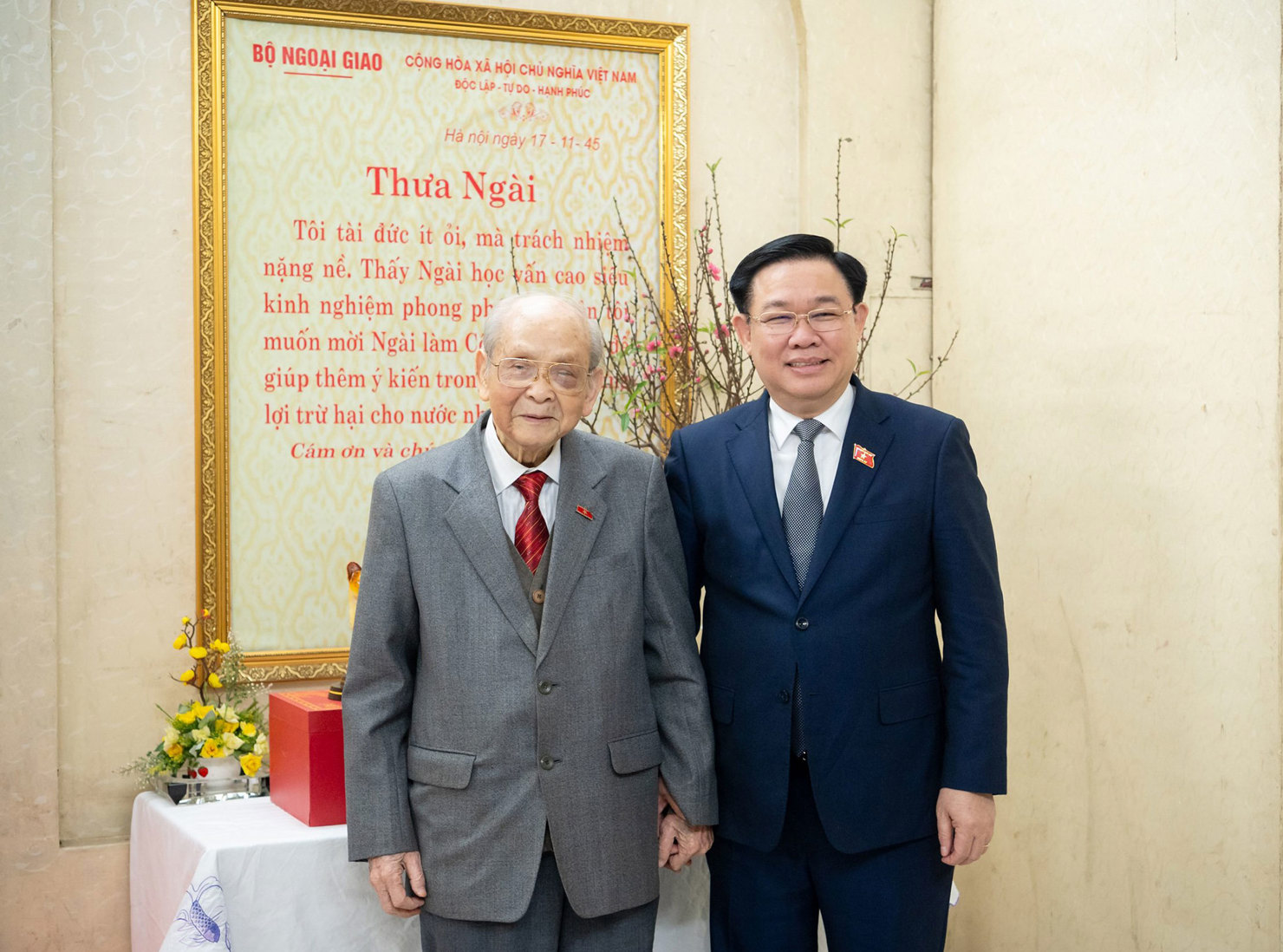 Chủ tịch Quốc hội Vương Đình Huệ thăm, chúc Tết gia đình nguyên Trưởng Ban Thường trực Quốc hội Bùi Bằng Đoàn. Ảnh: Lâm Hiển