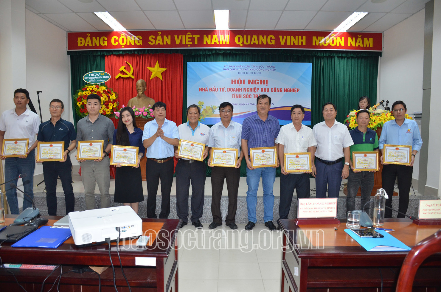 Khen thưởng các doanh nghiệp có thành tích xuất sắc trong hoạt động sản xuất, kinh doanh năm 2023. Ảnh: Hoàng Lan