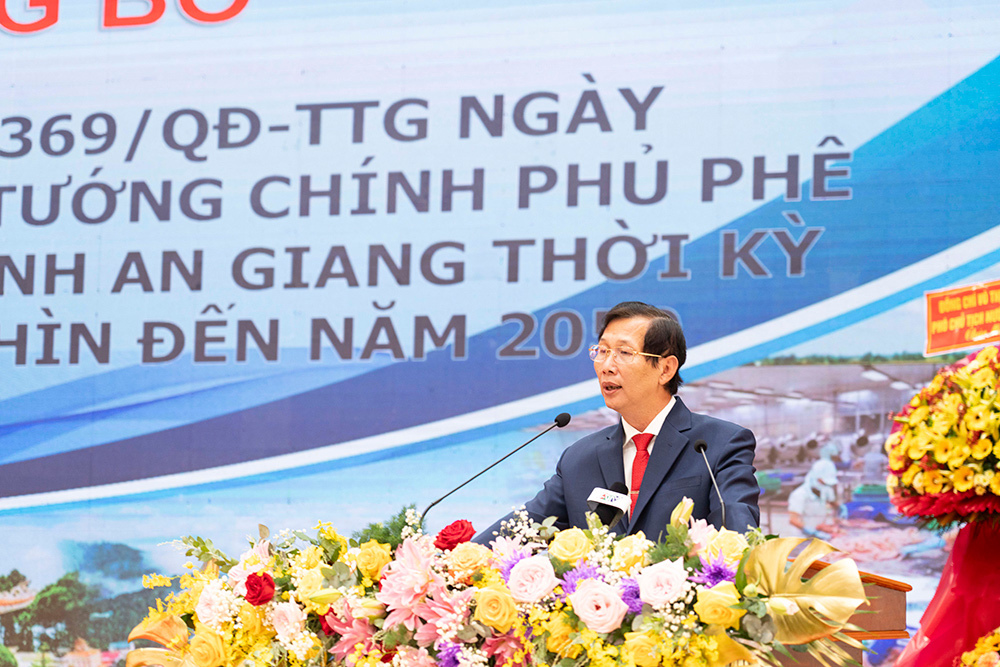 Phó Chủ tịch UBND tỉnh An Giang Lê Văn Phước công bố Quyết định phê duyệt Quy hoạch tỉnh An Giang thời kỳ 2021 - 2030, tầm nhìn đến năm 2050 của Thủ tướng Chính phủ. Ảnh: Mỹ Linh
