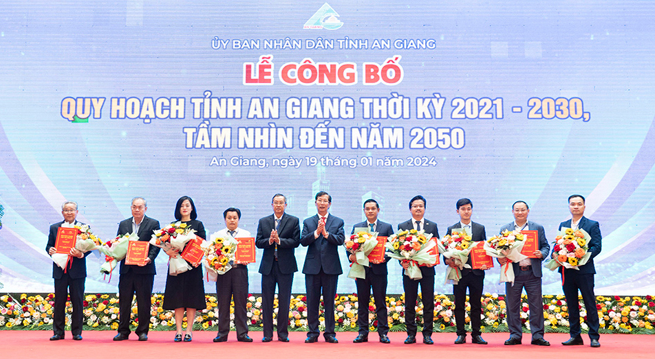 Trao biên bản thỏa thuận hợp tác đầu tư cho 9 doanh nghiệp trong và ngoài tỉnh. Ảnh: Mỹ Linh