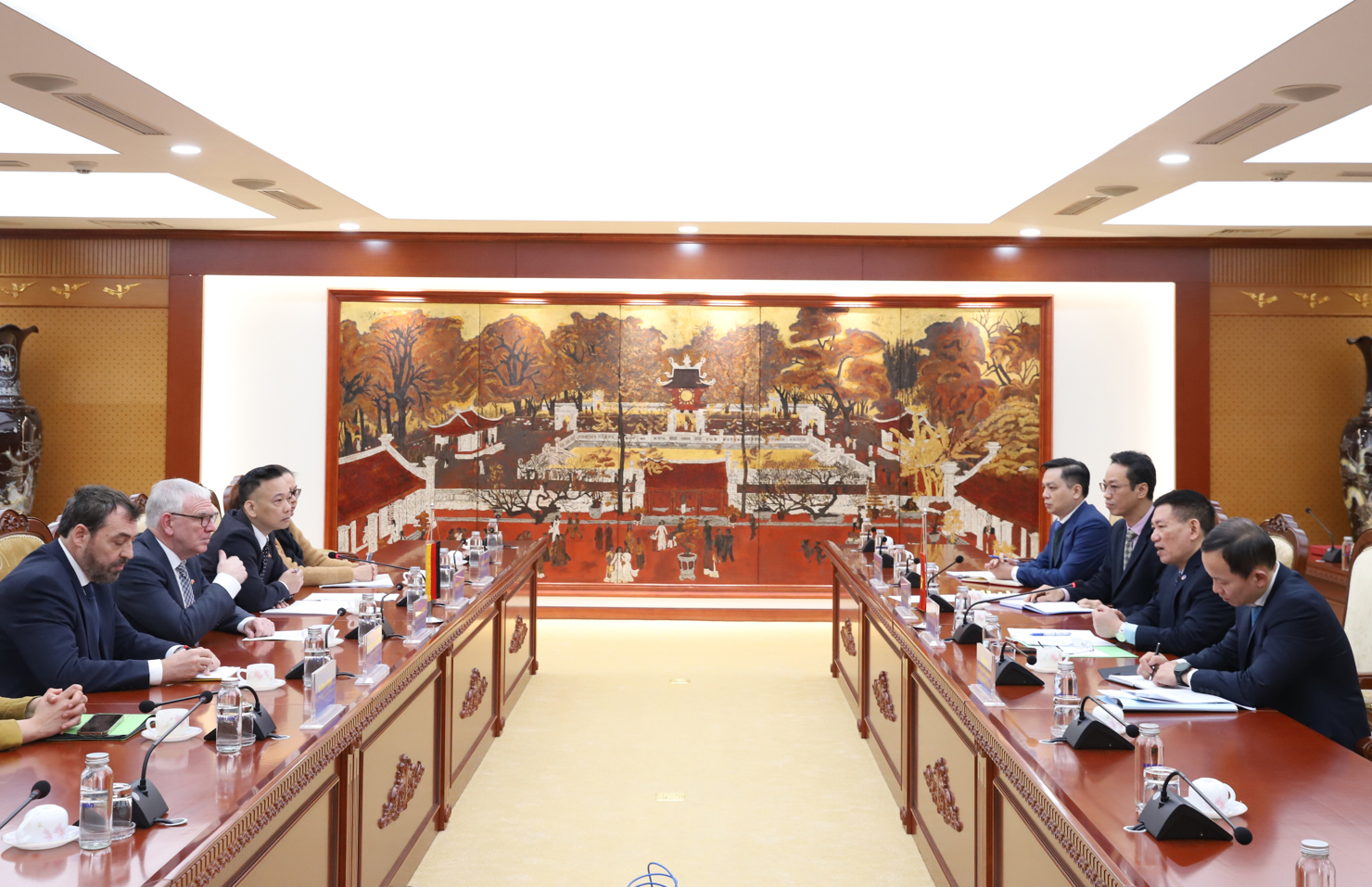Quang cảnh buổi l&agrave;m việc.
