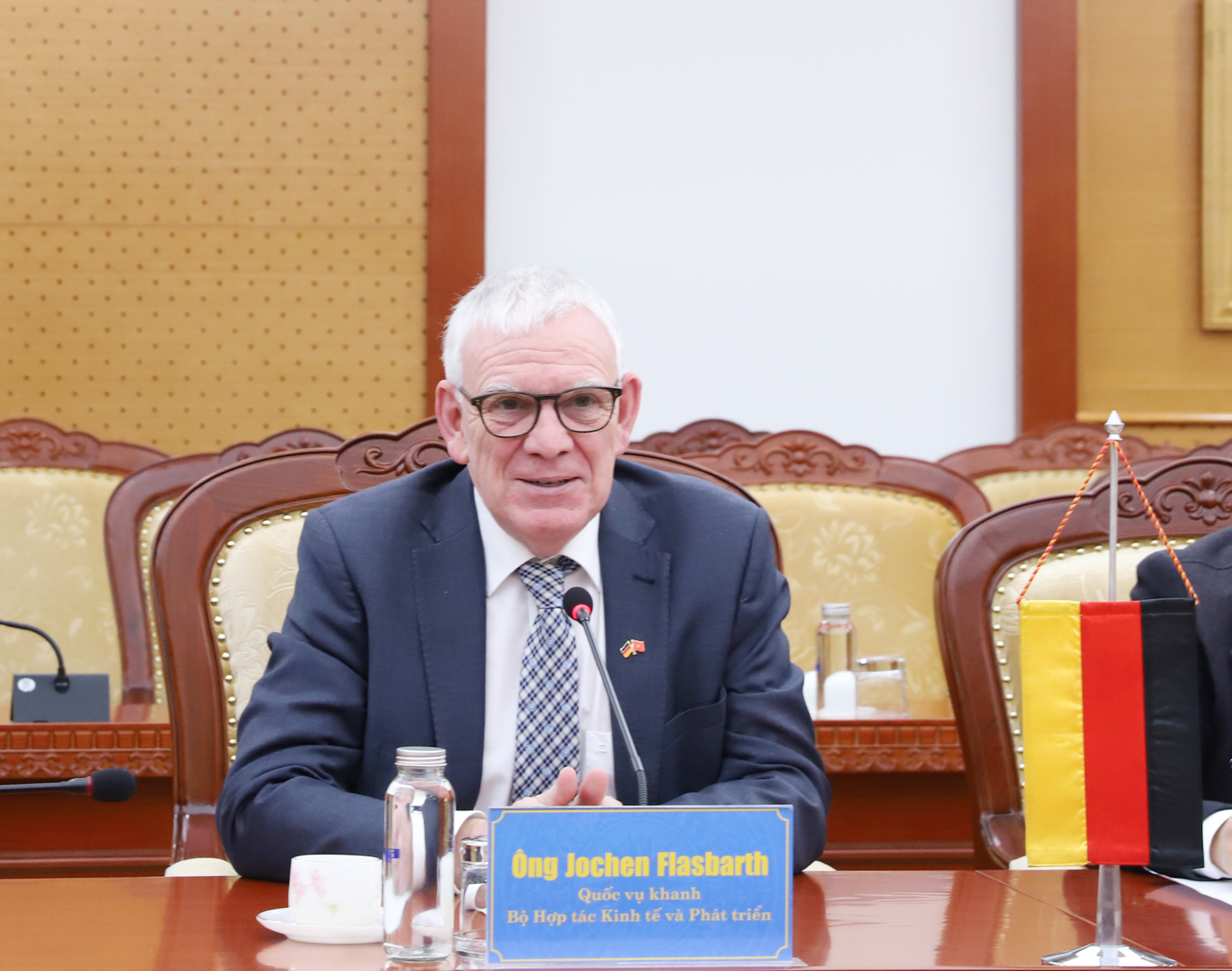 &Ocirc;ng Jochen Flasbarth - Quốc vụ khanh Bộ Hợp t&aacute;c kinh tế v&agrave; Ph&aacute;t triển CHLB Đức ph&aacute;t biểu tại buổi l&agrave;m việc.