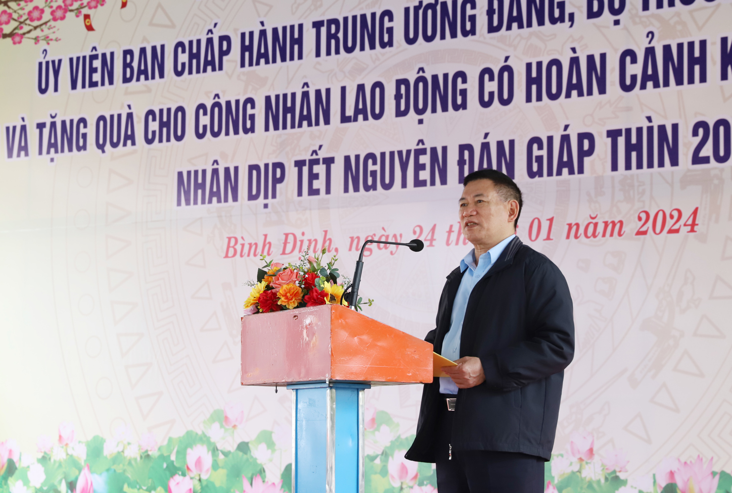 Bộ trưởng Hồ Đức Phớc động vi&ecirc;n, chia sẻ v&agrave; ch&uacute;c Tết c&aacute;c c&ocirc;ng nh&acirc;n, người lao động tại Khu c&ocirc;ng nghiệp Ph&uacute; T&agrave;i. Ảnh: Gia H&acirc;n
