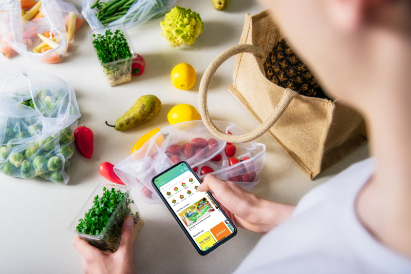 Người tiêu dùng đi chợ online trong thời điểm cận Tết có nhiều ưu đãi từ các ứng dụng công nghệ.