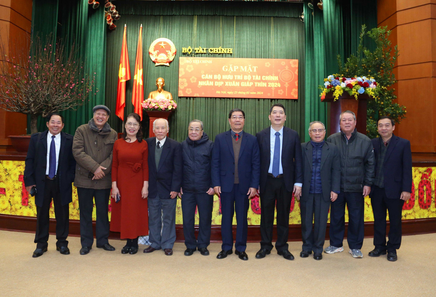 Thứ trưởng Cao Anh Tuấn chụp hình lưu niệm cùng các cán bộ hưu trí ngành Tài chính.