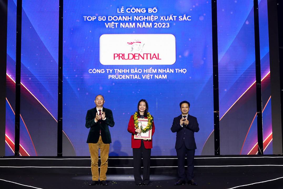 Bà Mandy Trần - Phó Tổng giám đốc Phát triển kinh doanh kênh đại lý, đại diện Prudential nhận cúp và chứng nhận từ chương trình.