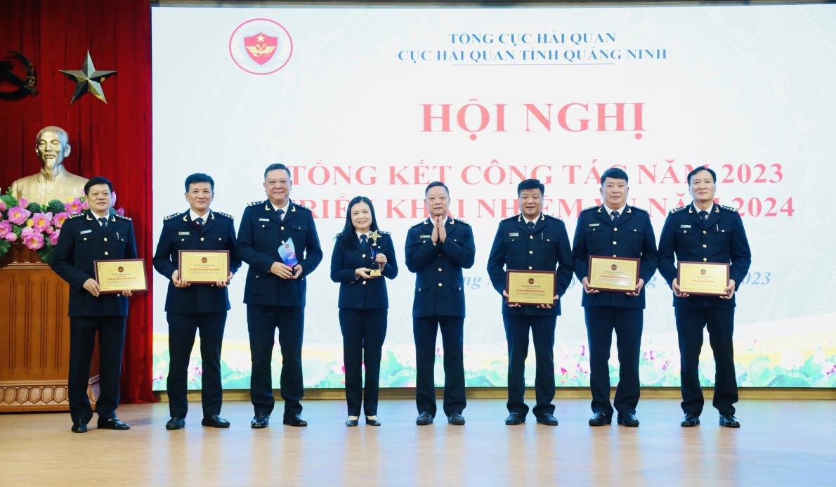 Cục Hải quan Quảng Ninh khen thưởng các tập thể, cá nhân hoàn thành xuất sắc nhiệm vụ được giao.