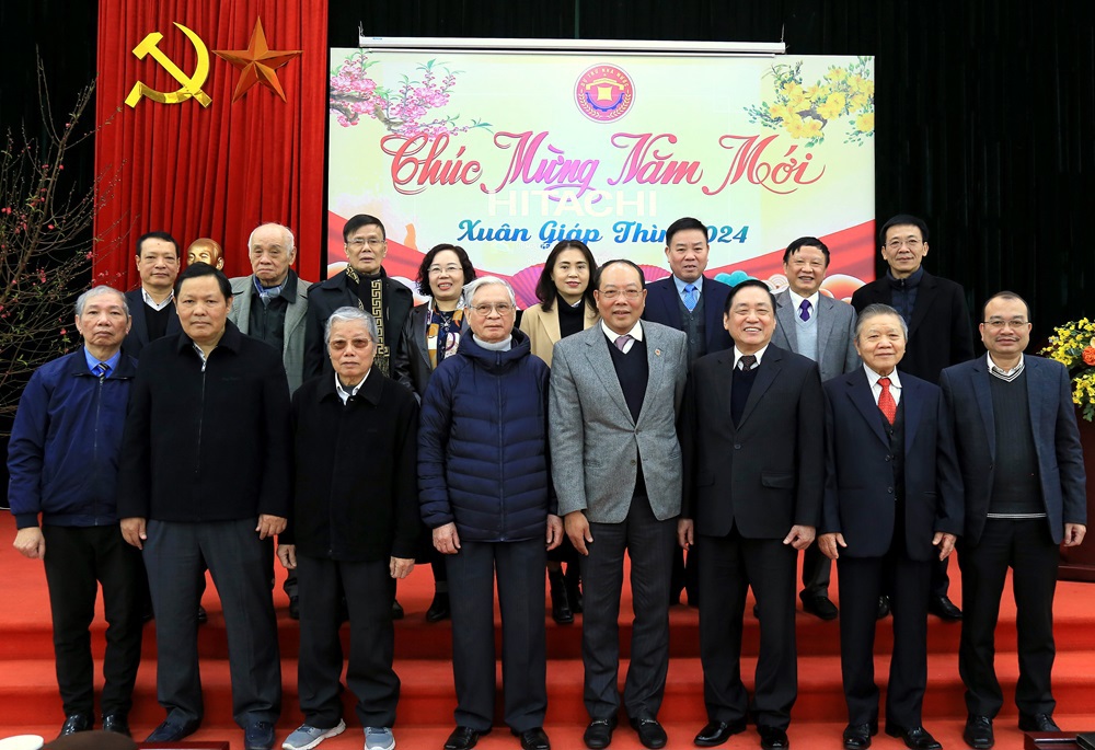Tập thể lãnh đạo Tổng cục DTNN chụp ảnh lưu niệm với các đồng chí nguyên Lãnh đạo Tổng cục DTNN qua các thời kỳ. Ảnh: Văn Trường