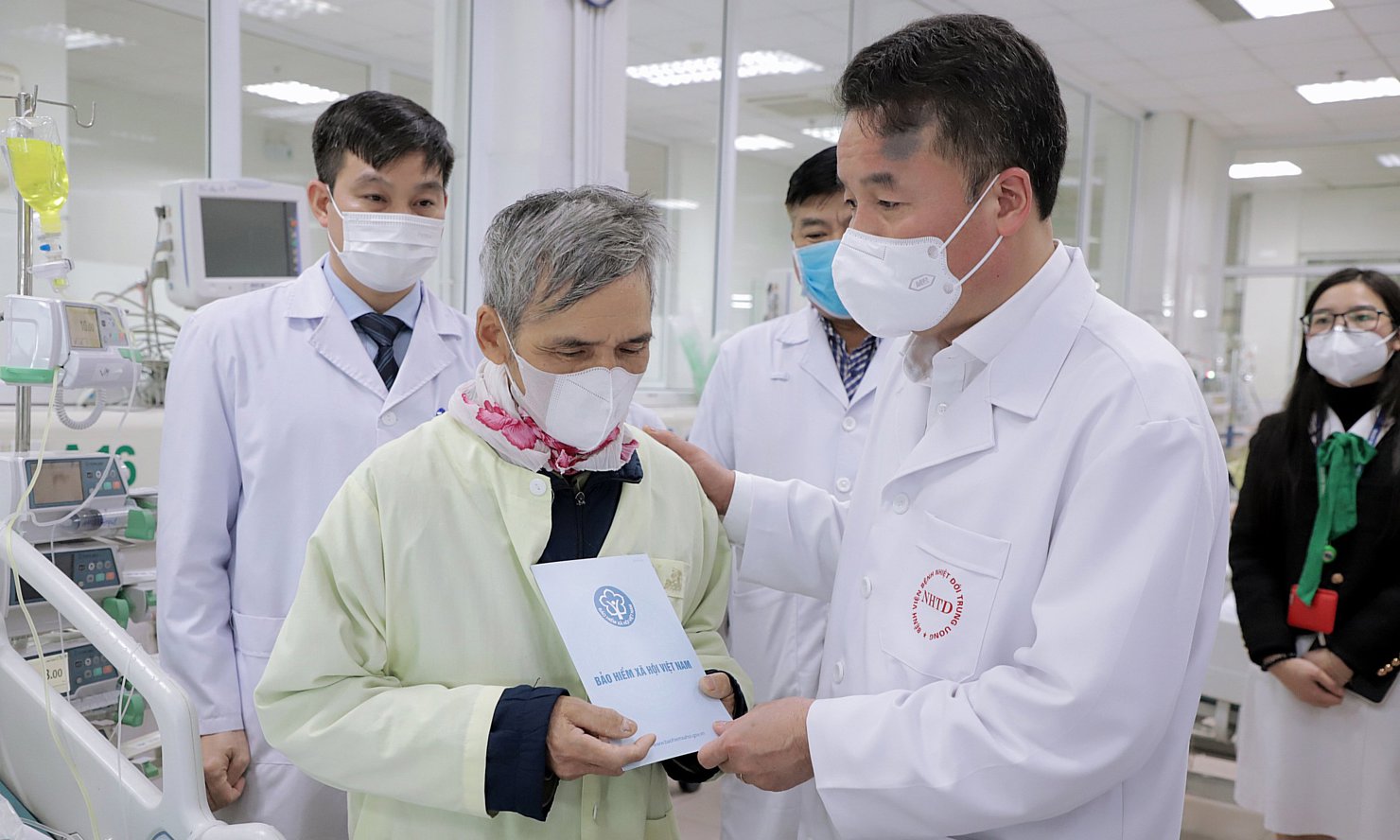 Tổng Gi&aacute;m đốc Nguyễn Thế Mạnh tặng qu&agrave; cho người nh&agrave; bệnh nh&acirc;n c&oacute; ho&agrave;n cảnh đặc biệt kh&oacute; khăn tại Bệnh viện Nhiệt đới Trung ương.