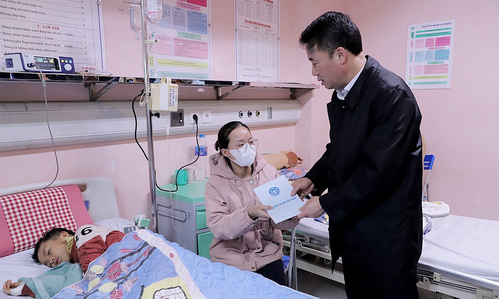 Tổng Gi&aacute;m đốc BHXH Việt Nam Nguyễn Thế Mạnh tặng qu&agrave; cho bệnh nhi c&oacute; ho&agrave;n cảnh kh&oacute; khăn tại Bệnh viện Nhi Trung ương.
